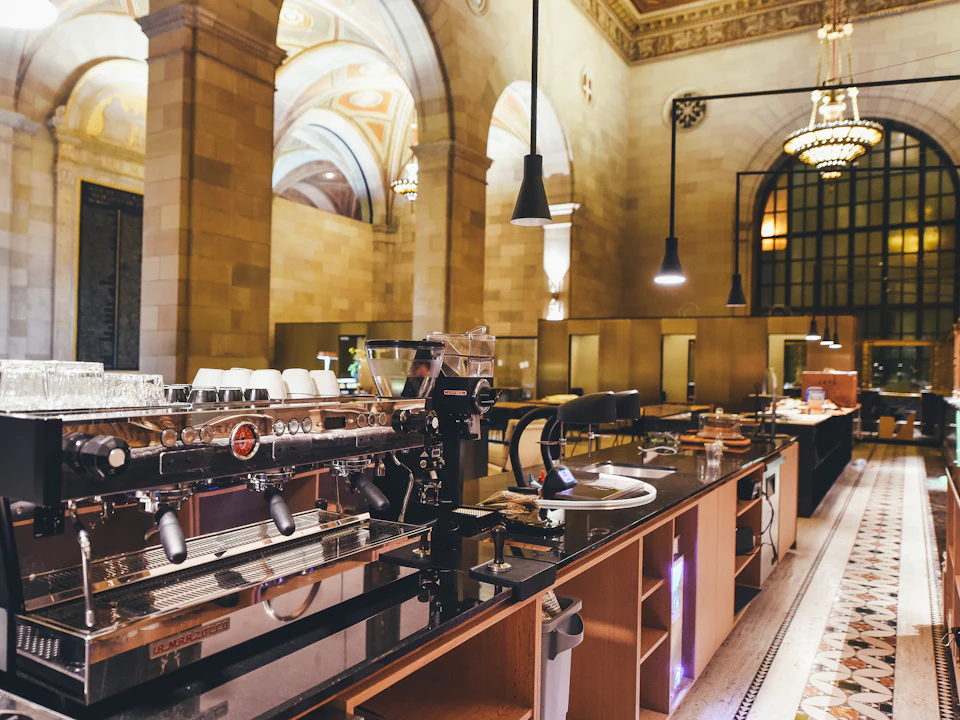 Makinë espresso profesionale mbi banakun e një kafeneje